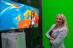 Værsjef Eli Kari Gjengedal og væranker Kristina Kvistad Hustad under testing av det nye TV 2-været. Foto: Håvard Solem, TV 2.