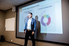 – Vi ser at kunder og entreprenører vi har samarbeid med kommer til å stille høyere krav til produsentene sine. De vil prioritere å handle fra de som kan vise til høyere grad av resirkulerte materialer og gjenbruk – for det vil også hjelpe dem, sa Thomas Mørch, innovasjonssjef i Norsk Gjevinning.