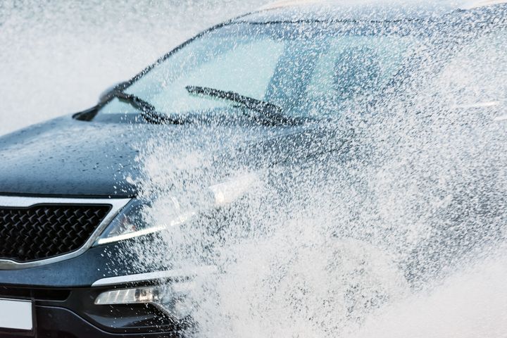 Du vet ikke hvor dyp vanndammen er, og om farten er for høy kan du få vannplaning på bilen. (Foto: Colourbox)
