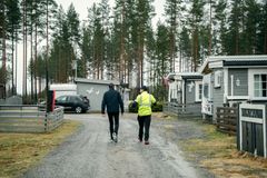 Lars-Christian viser frem gate på gate med campingvogner og hytter