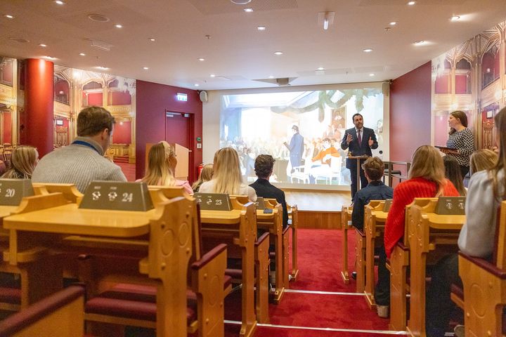 Stortingspresident Masud Gharahkhani ledet debatt i læringsspillets egen stortingssal, der debatten gikk friskt mellom avgangselever fra Horten videregående skole. Foto: Stortinget