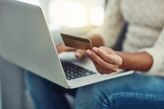 Skal du handle med kredittkort på nettet? Vær forsiktig med hvilken butikk du velger. | Foto: PeopleImages (Istock)