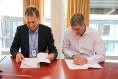 John Markus Lervik, gründer og administrerende direktør i Cognite, og Alf Inge Berget, administrerende direktør i E-CO Energi. Signering av Cognite-kontrakten.