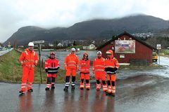 Prosjektleiar Sonja Fjellkårstad i Statens vegvesen er nummer to frå venstre. Dei Mesta-tilsette på biletet er (frå venstre) prosjektleiar Eirik Endestad, geomatikar Jonny Dag Sunde, anleggsleiar veg Isabell Standal, geomatikar Aleksander Nyberg og anleggsleiar Magne Ødegård. Foto: Pål-Anders Rindal, Statens vegvesen