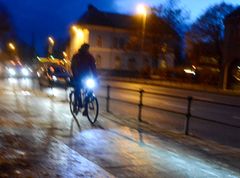 Hvert år skades mange syklister i trafikken. Noen av dem som følge av at de er lite synlige i mørket. Foto: Knut Opeide