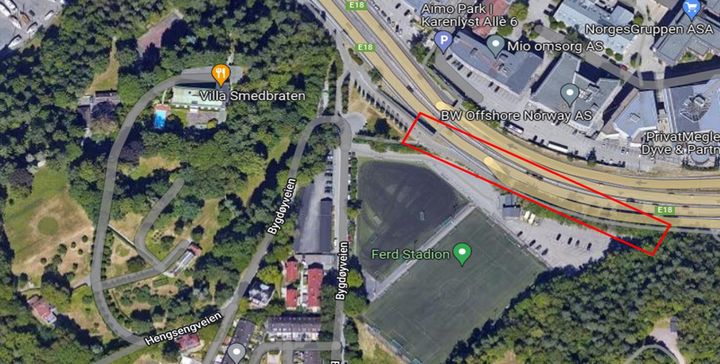 Bildet viser området arbeidet skal foregå i og markeringen i rødt viser hvor den nye løsningen skal etableres. Bilde: Google Maps.