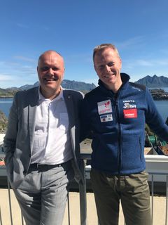 - Vi ligger langt etter med elektrifisering av bilparken i Nord-Norge, først og fremst fordi det ikke er gode nok lademuligheter. Gjennom initiativet fra Arctic Race of Norway har vi funnet en mobil løsning for årets ritt, og vi jobber videre med å utvikle permanente løsninger, sier administrerende direktør i Lofotkraft, Arnt Winther. Her sammen med daglig leder Knut-Eirik Dybdal i Arctic Race of Norway. Foto: ARN/Kathinka Wang