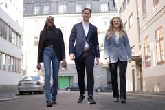 Økonomistudentene Jordina Carlos Pedro, Trym Tangerud og Nora Leverås