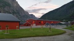 Forrige store oppgradering av stasjonen ble gjort i 2010, da Nofima åpnet Senter for resirkulering i akvakultur (NCRA). Denne hallen (bakerst i bildet) har topp moderne resirkuleringsteknologi, og er fasilitet for mye av forskningen i CtrlAQUA SFI – Senter for forskningsdrevet innovasjon i lukkede anlegg. Foto: Synnøve Helland © Nofima.