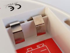 Slik ser tilkoblingspolene ut på en røykvarsler uten batteripute. Det er lett å sette batteriet feil. (Illustrasjonsfoto: If)