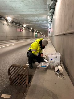 Elisabeth Rødland gjør undersøkelser i tunnel. Foto: Kjersti Wike Kronvall