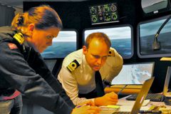 Her får Maria Enstad og Fredrik Santi testet lederegenskapene sine i en stresset situasjon - - på broa i en av skipssimulatorene ved Høgskolen i Buskerud og Vestfold. Foto: Kystverket