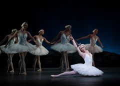 Whitney Jensen som svanedronningen Odette i vårens oppsetning av Svanesjøen. Foto: Erik Berg