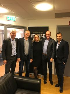 Sveinung Hovstad (direktør for Innovasjon Norge Agder), Oddvar Frigstad (styremedlem i Skagerak Maturo og CEO i Skeie Capital Investment som har gått inn i fondet med 30 millioner kr), statssekretær for næringsministeren, Dilek Ayhan, Erik E. Tønnesen (managing partner i Skagerak Maturo) og gründerdirektør i Innovasjon Norge, Pål T. Næss. Foto: NFD