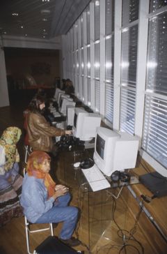 Internett-café på Høvikodden under utstillingen Elektra i 1996. Foto: Henie Onstad arkiv.