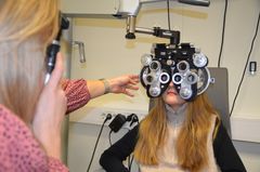 Synsundersøkelsen som optiker gjennomfører, kartlegger barns behov for briller (Foto: Dag Øyvind Olsen)