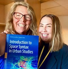 Akkelies van Nes og Claudia Hedwig Yamu presenterer «Introduction to Space Syntax in Urban Studies».