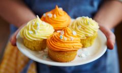 Påskecupcakes er enkle å bake, og noe du lett kan ta med barna på. Påskemuffins lager du ved å pynte med kremost tilsatt appelsinskall og noen dråper karamellfarge.
Fotograf: Synøve Dreyer.