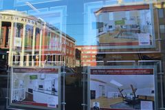 LÅNETILBUD: Det er ikke uvanlig at boligkjøper får tilbud om finansiering gjennom eiendomsmegler, eller at banken anbefaler eiendomsmeglere. Finanstilsynet vil nå ha klarere rammer for  eiendomsmeglerforetak og bankenes samdrift og samlokalisering. Foto: Linda Ørstavik Öberg.