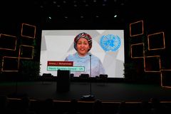 FNs visegeneralsekretær Amina J. Mohammed deltok digitalt på årets Norad-konferanse om mennesket og naturen. — Vi har ikke forvaltet vår naturlige verden godt nok, drevet mer enn én million arter til utryddelse, og forurenset landområdene våre, havet og luften, sa hun. Foto: Norad.