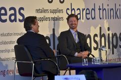 Administrerende direktør for Reitan Convenience, Magnus Reitan, er kåret til 2015 NACS Insight European Convenience Industry Leader of the Year. Prisen gis til ledere som har utmerket seg internasjonalt innen servicehandel, og ble delt ut av bransjeorganisasjonen NACS i London i dag. Her sammen med NACS-sjef Henry Armour.