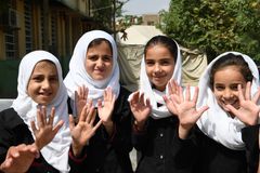 I mars økte Norge støtten til sivile i Afghanistan for å bidra til grunnleggende tjenester som utdanning og helse, særlig for jenter. FN-sambandet er bekymret for hva som kommer i statsbudsjettet 6. oktober. Disse jentene har nettopp vasket hendene på BiBi Mehro Girls High School, i Kabul, hovedstaden i Afghanistan. Foto: UNICEF/Frank Dejongh.