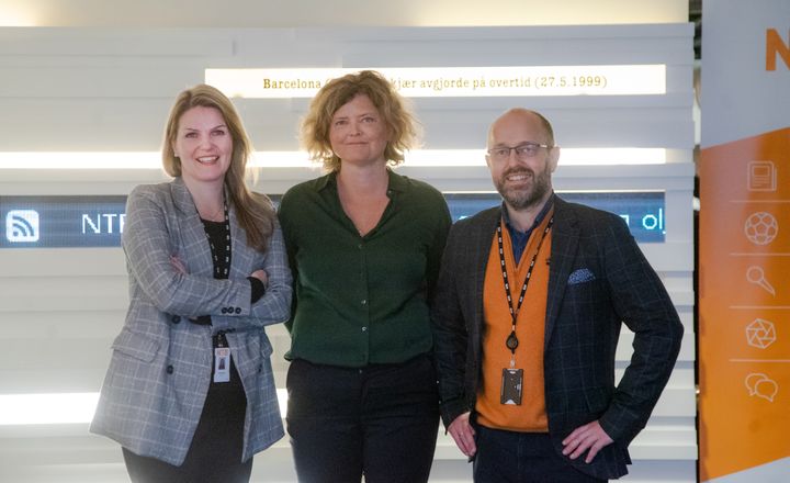 Ansvarleg redaktør i Nynorsk pressekontor Karoline Riise Kristiansen, avdelingsdirektør for fag og forsking ved Nasjonalbiblioteket og sjefredaktør og adm. dir i NTB Mads Yngve Storvik, er alle nøgde med samarbeidet om utviklinga av norsk språkteknologi. (Foto: Thomas Brun / NTB Kommunikasjon)