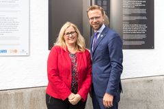 Mandag 18. juni åpnet utstillingen #childmothers – en fotoutstilling om barn som får barn. Det er en utendørs fotoutstilling om unge mødre mellom 12-15 år i syv land, som vises ved Dokkveien på Aker Brygge i Oslo. Utivklingsminister Nikolai Astrup deltok på åpningen, her med FN-sambandets generalsekretær Anne Cathrine da Silva, ifm utstillingen i dag. Foto: FN-sambandet / Eivind Oskarson