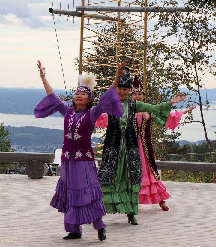 Medlemmer av Norsk-Kasakhisk kultursenter (Bilde av Frank Tomlison)