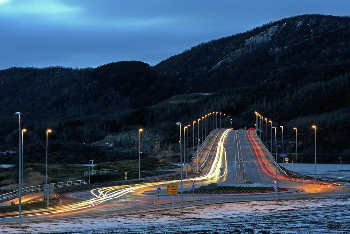 Gang- og sykkelbanen på Tverlandsbrua på riksvei 80 blir stengt om natta fra tirsdag til torsdag. Foto: Torbjørn Braset.