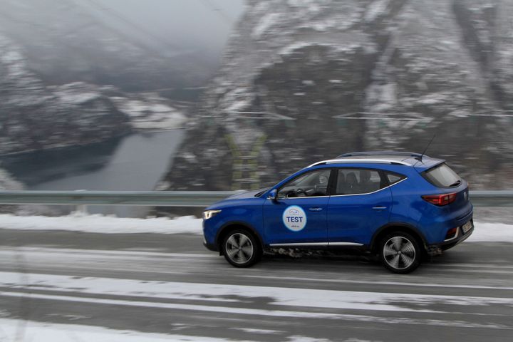 POPULÆR KINESER: MG ZS EV ble den tredje mest solgte bilen i oktober. Få tips til hvordan den bevarer rekkevidden lengst mulig i vinter (foto: Norsk elbilforening).