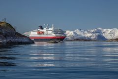 En intensjonsavtale om langsiktig samarbeid ble inngått mellom Hurtigruten Norge og SINTEF 30 mars. Foto: Carsten Pedersen