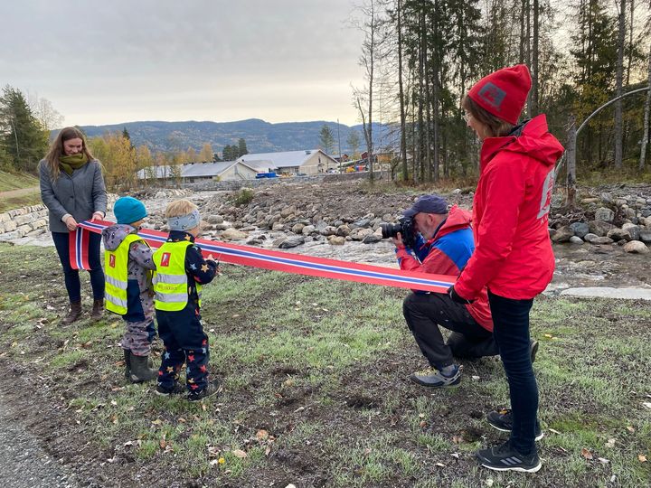 Barn fra Veggli barnehage klippet snoren sammen med ordfører i Rollag kommune, Viel Jaren Heitmann og NVEs regionsjef, Anne Cathrine Sverdrup.