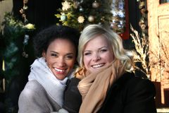 Haddy N'jie og Ingrid Gjessing Linhave skal være programledere sammen for første gang. Her på Frognerseteren hvor de skal ta i mot gjester lille julaften. Foto: Ole Kaland/NRK