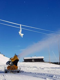 Snøkanonene går både dag og natt på Skeikampen.