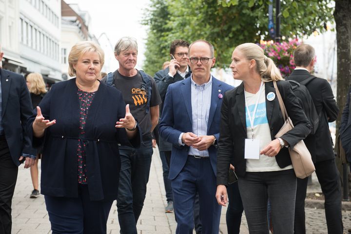 Statsminister Erna Solberg med generalsekretær i Frivillighet Norge, Stian Slotterøy Johnsen og prosjektleder i Frivillig.no, Vanja Konradsen under Arendalsuka i år. Foto: Birgitte Heneide
