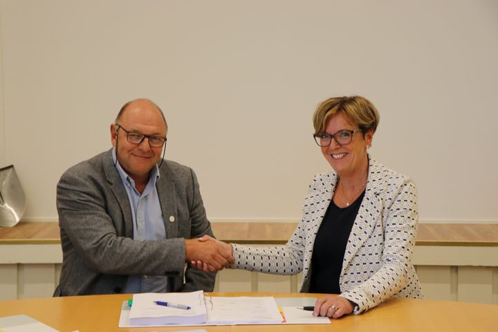Steinar Myhre, konserndirektør Skanska, og Berit Brendskag Lied, regionvegsjef SVV under signeringen av fylkesvei 17. Foto: Nina Kjeøy