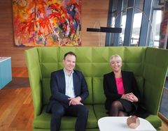 Tomas Norvoll, fylkesrådsleder i Nordland og Monica Ahyee, direktør i Innovasjon Norge Nordland, oppfordrer nordlandsbedrifter til å bli en del av The Explorer. Foto: Evgenia Marvold/Innovasjon Norge.