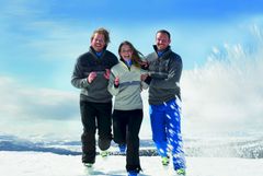Den nye offisielle genseren for Alpinlandslaget er et unikt vannavstøtende og vindtett ullplagg. 
Her med Kjetil Jansrud, Nina Løseth og Aksel Lund Svindal.
(Foto: «Dale of Norway»)