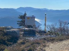 Installering av Hinderlys ved strekningen Aurland-Sogndal i november.