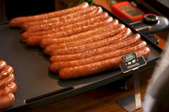Tirsdag 20. oktober lanserer Narvesen fire nye spesialpølser signert restauranteier og pølseentusiast Jan Vardøen. Svært høyt kjøttinnhold, spennende smaker og uvanlig tilbehør skal gi en ny og annerledes pølseopplevelse for folk på farten.