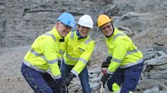 Konsernsjef Øistein Andresen i Eidsiva, administrerende direktør Tore Olaf Rimmereid i E-CO Energi og administrerende direktør Hans Kolden i A/S Eidefoss tar noen symbolske spadetak for pressen.