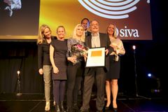 Nils Aadland og Marte Jensen fra NCE Maritime CleanTech tar imot Sivaprisen fra Sivas adm. dir. Espen Susegg, styreleder Kristin Reitan Husebø, Konferansier Solveig Kloppen og Anita Krohn Traaseth i Innovasjon norge.
