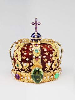Den norske kongekronen fikk Carl Johan laget til sin kroning i Nidarosdomen i 1818. Kronen veier 1,5 kilo og er prydet med perler og edelstener.