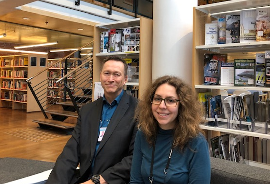 TAR IMOT: Rune Glomseth og Manuela Seu Stokkmo ved Politihøgskolen er klar til å ta imot søknader og praktiske spørsmål knyttet til Nordisk master i politiledelse. Foto: Runar Kvernen