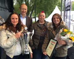Martine Kopacikova og Trine Isaksen fra Circle K Økern sammen med to fra juryen, bak fra venstre Guttorm Rebnes, juryformann og direktør i Opplysningskontoret for Frukt og Grønt og Mona Halvorsen, kokk og jurymedlem. Foto: Knut Hilmar Hansen