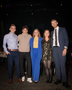 De fem vinnerne av neste års AF-kollektiv ble Nicklas Bjerknes Mikkelsen, Birk Swendsen, Mathea Brannstorph, Louise Fiskum Ranum, og Sondre Synnevåg. Foto: AF Gruppen