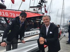DESIGNER OG DONATOR: Bård Eker (t.v) har designet og bygget den nye redningsskøyta. Einar Staff har stått for brorparten av finansieringen av prosjektet.