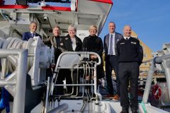 Det var en fornøyd gjeng som inspiserte redningsskøyta etter dåpen. T.v president i Redningsselskapet, Jon Rysst, ordfører i Tromsø kommune, Gunnar Wilhelmsen, gudmor og statsforvalter i Troms og Finnmark, Elisabeth Vik Aspaker, ordfører i Senja kommune, Tom-Rune Eliseussen og skipsfører på RS 108, Gunnar Stormo