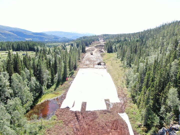 Gir mindre utslipp: Statens vegvesen bygger ny E6 oppå myra på Helgeland. Foto: Henrik Lissman, Statens vegvesen